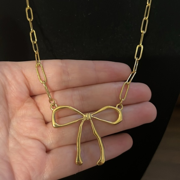 Gold plated stainless steel bow necklace - Picture 2 of 3